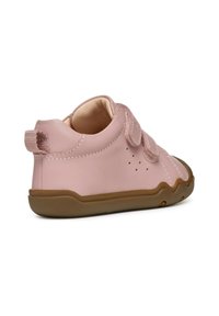 Chaussure en cuir rose avec des bandes velcro, bout arrondi et semelle en caoutchouc beige. Présente des détails de couture et de petits trous pour la respirabilité.
