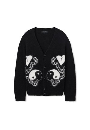 Cardigan negru pufos cu nasturi în față, decorat cu simboluri yin-yang albe, inimi frânte și motive cu lanțuri pe partea din față.