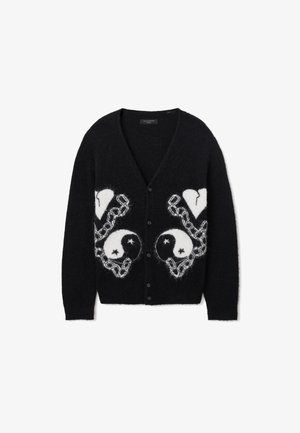 Czarny, puszysty kardigan z guzikami z przodu, ozdobiony białymi symbolami yin-yang, połamanymi sercami i wzorami łańcucha na froncie.