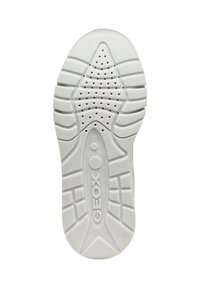 Soletta di scarpa in gomma bianca con motivi testurizzati, comprese scanalature e piccoli fori di ventilazione, con il logo 'GEOX' ben visibile.