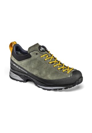 Scarpa da trekking outdoor in suede verde oliva con dettagli neri, lacci gialli, etichetta impermeabile MER-TEX e suola in gomma resistente.
