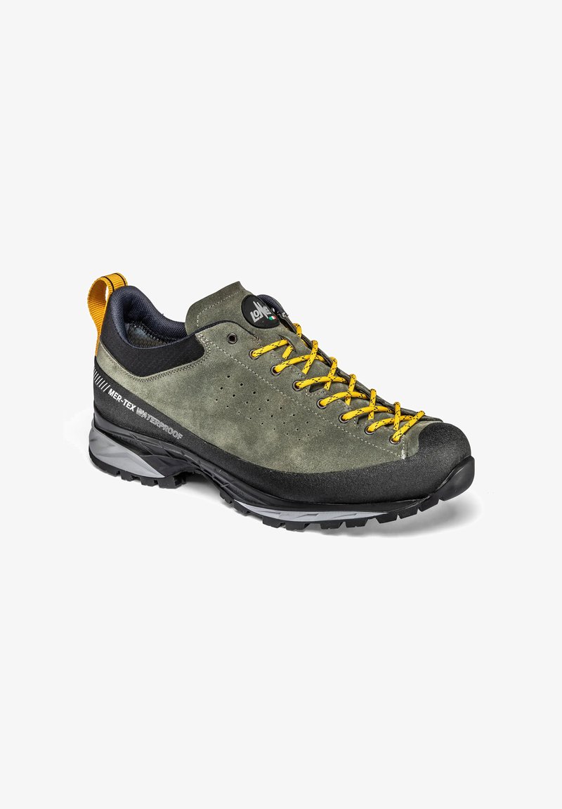 Chaussure de randonnée extérieure en daim vert olive avec des touches noires, lacets jaunes, étiquette imperméable MER-TEX et semelle en caoutchouc robuste.