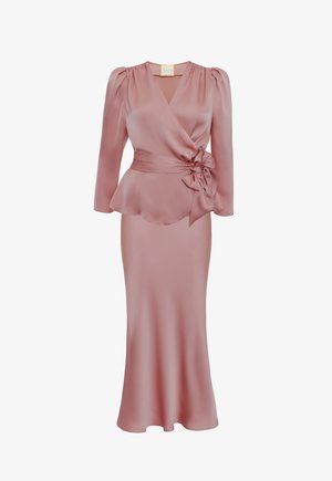 Długa, różowa satynowa sukienka o kroju kopertowym, z długimi bufkami, boczną kokardą i rozszerzanym dołem. Gładka tekstura o błyszczącym wykończeniu.