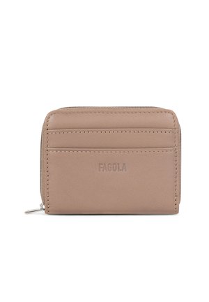 Portefeuille compact beige en cuir avec emplacements pour cartes à l'avant, logo embossé "FAGOLA" et compartiment zippé sur fond blanc.