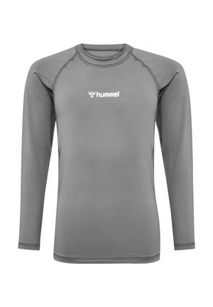 Langärmliges Sportshirt in Hellgrau, hergestellt aus glattem, dehnbarem Material. Verfügt über einen runden Ausschnitt und ein kleines weißes Logo auf der Brust.