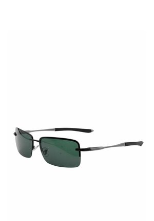 Occhiali da sole rettangolari con lenti verde scuro, montatura in plastica nera e dettagli metallici sulle aste. Presentano tempie sottili e punte in gomma.