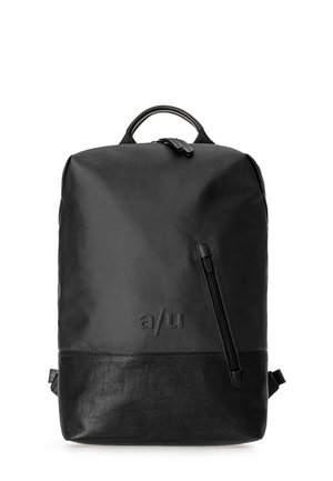 Schwarzer Rucksack mit einer glatten, matten Oberfläche und einem strukturierten unteren Bereich. Verfügt über einen oberen Griff, verstellbare Träger und einen seitlichen Reißverschluss.