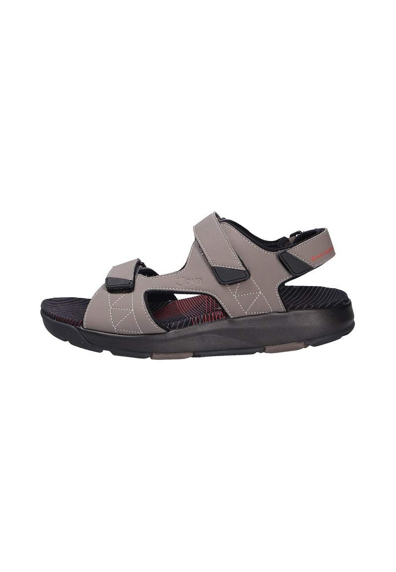 Sandalias de exterior grises con correas de Velcro ajustables, lados abiertos, plantilla con patrón rojo y negro, y una suela negra texturizada.