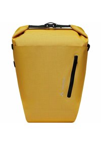 Mochila amarilla con cierre enrollable y acabado texturizado, cremallera negra y acento de logo. Presenta correas ajustables para un transporte versátil.