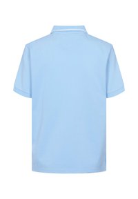 Polo bleu clair à manches courtes avec col côtelé vu de dos sur fond blanc.