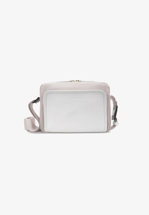 Torba typu crossbody w jasnoróżowym i białym kolorze. Wykonana z trwałego materiału o gładkiej teksturze. Posiada złoty zamek błyskawiczny oraz regulowany pasek.
