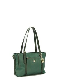 Borsa a spalla sintetica verde con finitura testurizzata, due manici, tasche esterne, hardware in tono oro e un ciondolo con logo.