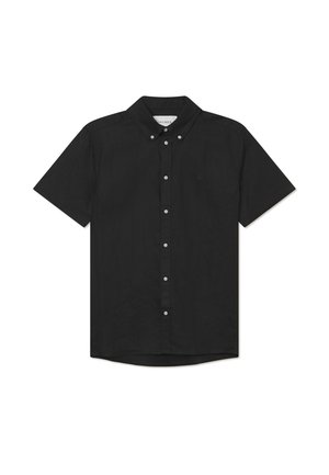 Camisa preta de botão de manga curta, feita de um tecido com uma textura suave; apresenta um colarinho padrão e um bordado discreto do logo no peito.