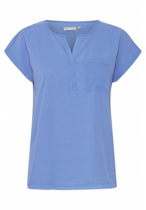 Haut bleu clair à manches courtes avec un col en V, des coutures décoratives et une seule poche sur la poitrine. Tissu doux avec une texture lisse.