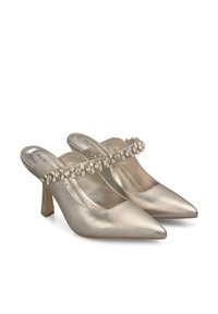 Mule dorate metalliche con tacco alto e punta affilata, dotate di un cinturino decorativo in cristallo sulla parte superiore e tacco a blocco.