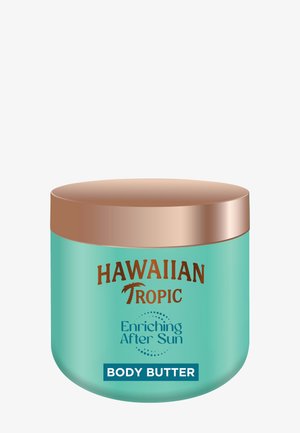 Pot turquoise de beurre corporel Hawaiian Tropic Enriching After Sun avec un couvercle métallique bronze sur fond blanc.
