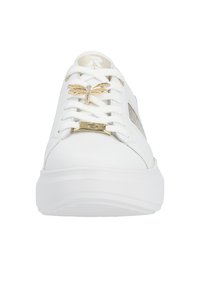 Sneaker bianco in pelle testurizzata, con lacci, decorazione di una libellula dorata e suola chunky bianca. Presenta un motivo sottile sul lato.
