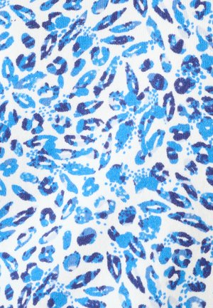 Blauw en donkerblauw abstract luipaardprintpatroon op een witte stoffenachtergrond, met onregelmatige vlekken en vormen.