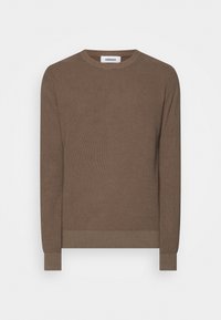 Brun stickad tröja med rund halsringning, långa ärmar och textilstruktur. Ribbad fåll och muddar, med en minimalistisk design.