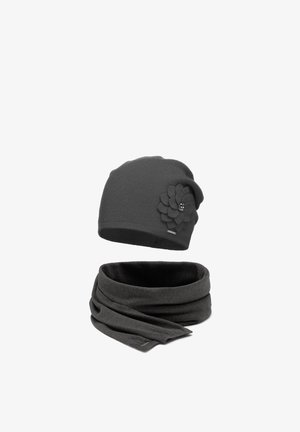 Tmavě šedá pletená čepice s bočním květinovým akcentem a odpovídajícím šálou s hladkou texturou a ohrnutými okraji.