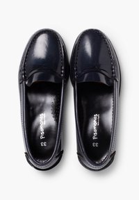 Marineblaue Lackleder-Pantoletten mit glatter Oberfläche, gesteppten Details, leicht erhöhtem Vorderteil und durchlöchertem Fußbett für Atmungsaktivität.