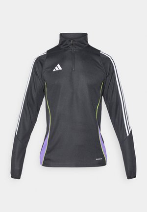 Svart atletisk genser med kvart glidelås, hvite detaljer og lilla sidepanel. Har tre hvite striper på hver arm.
