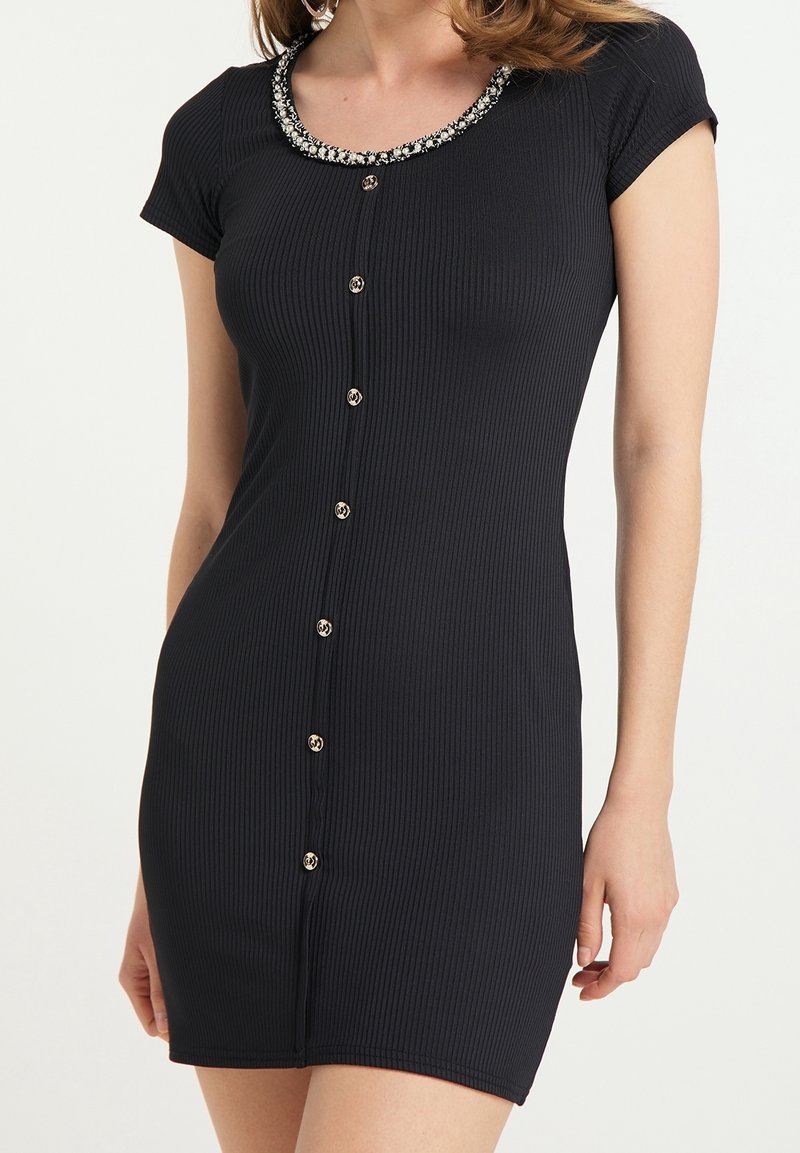 Robe noire à côtes avec manches courtes, dotée d'un col rond orné d'une bordure de perles et de boutons dorés sur le devant.