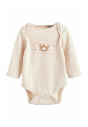 Ljus beige långärmad babyklänning med ett björnmotiv och texten "Little & Loved." Den har tryckknappar i botten och mjukt, texturerat tyg.