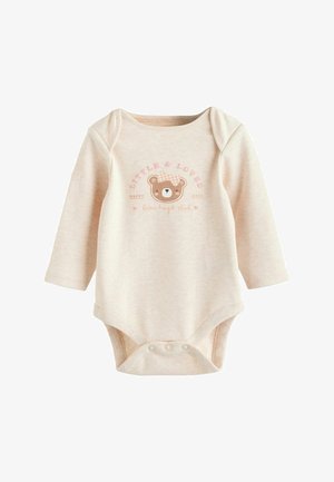 Helle beige Langarm-Overall mit einem Bärenmotiv und dem Text "Klein & Geliebt." Verfügt über Druckknöpfe im Schritt und weichen, strukturierten Stoff.