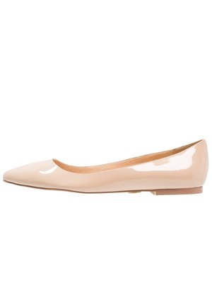 Chaussure plate en cuir verni beige à bout pointu, talon bas et finition lisse, vue de profil.
