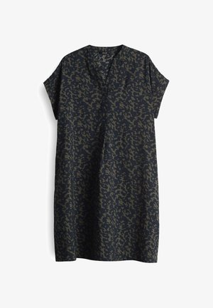 Robe bleu marine foncé à coupe ample, manches courtes et décolleté en V. Présente un motif camouflage dans des teintes de vert foncé et de vert clair.