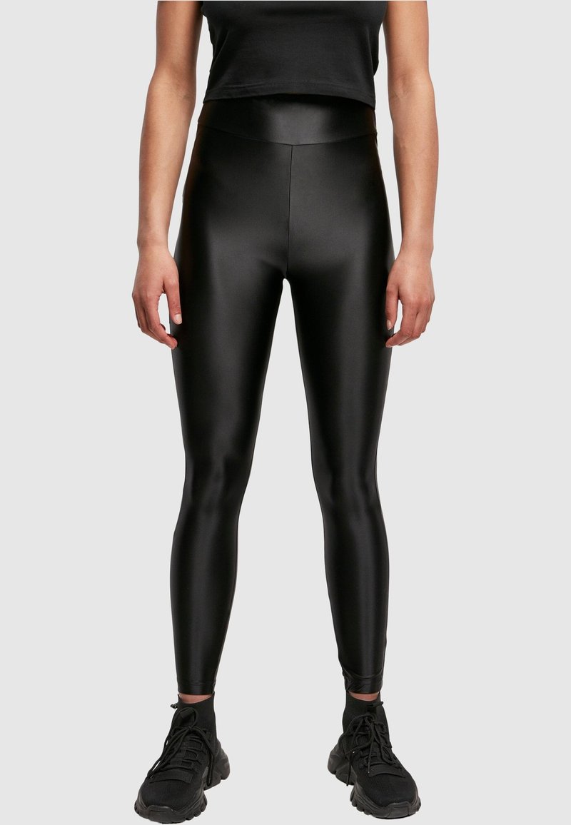 Mini yubka kiygan kokrakli ayol bilan jinsiy aloqa