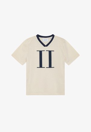 Kratka majica iz mrežaste tkanine v bež barvi z mornarsko modrimi poudarki. Ima V-izrez in velik tisk "II" v mornarsko modri barvi na sprednji strani, kar zagotavlja športno obliko.