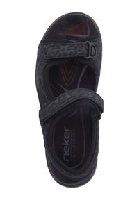 Sandale noire avec un dessus à motifs, deux sangles réglables et une semelle intérieure rembourrée. Dispose d'un design anti-stress et d'une semelle en caoutchouc.