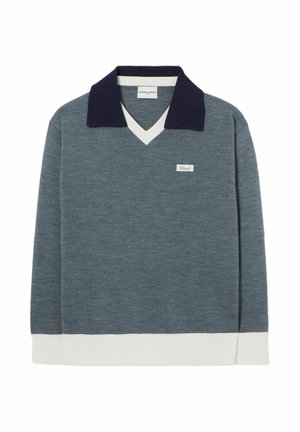 Maglione grigio a maniche lunghe con collo a costine blu scuro, bordino a V bianco a costine, orlo bianco e piccola toppa bianca sul petto.