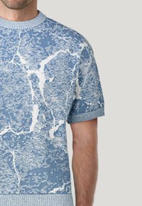 Maglione a maniche corte blu in maglia con motivo astratto bianco, colletto e polsini a coste, caratterizzato da una texture morbida e una vestibilità comoda.