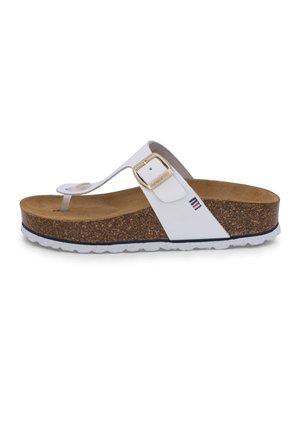 Sandale blanche à lanière en tanga avec semelle plateforme en liège, bride à boucle réglable et semelle intérieure en suède marron sur fond blanc.