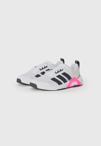 Scarpe sportive bianche con strisce nere, accenti rosa e tomaia in rete testurizzata. Presentano una suola in gomma e un colletto imbottito per supporto.