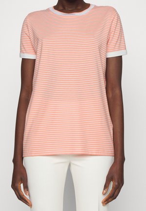 Osoba ubrana w krótką, różowo-białą pasiastą koszulkę z białym wykończeniem, w połączeniu z białymi spodniami.