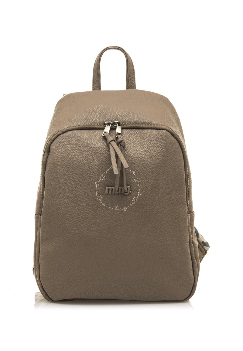 Brauner Kunstleder-Rucksack mit strukturierter Oberfläche, doppelten Reißverschlüssen, Logodetail und einer Seitentasche mit gemustertem Akzent.