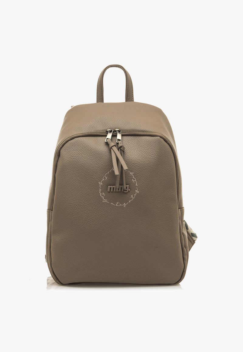 Brauner Kunstleder-Rucksack mit strukturierter Oberfläche, doppelten Reißverschlüssen, Logodetail und einer Seitentasche mit gemustertem Akzent.