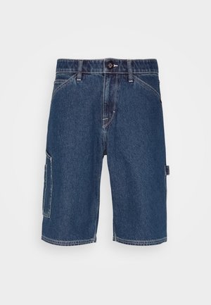 Dunkelblaue Denim-Cargo-Shorts im klassischen Schnitt, mit fünf Taschen und einer seitlichen Cargo-Tasche. Kontrastnähte entlang der Nähte.