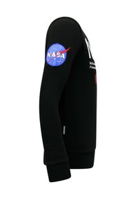 Zwarte trui met lange mouwen, voorzien van een ronde blauwe NASA-logo op de linkerarm en witte tekst op de voorkant. Geribbelde boorden en zoom.