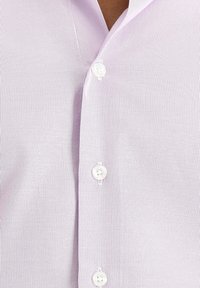 Camisa de rayas de color púrpura claro con cuello extendido y botones blancos. La tela tiene una textura suave con líneas verticales.
