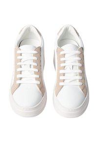 Sneakers bianchi con accenti in suede beige ai lati, punta rotonda, lacci bianchi piatti e suola in gomma testurizzata. Design liscio e pulito.