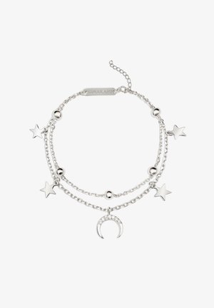 Strieborný náramok s vrstvenými reťazami, hviezdičkovými príveskami, guľovými akcentmi a detailom v tvare polmesiaca. Obsahuje zapínanie pre nastaviteľnú veľkosť.