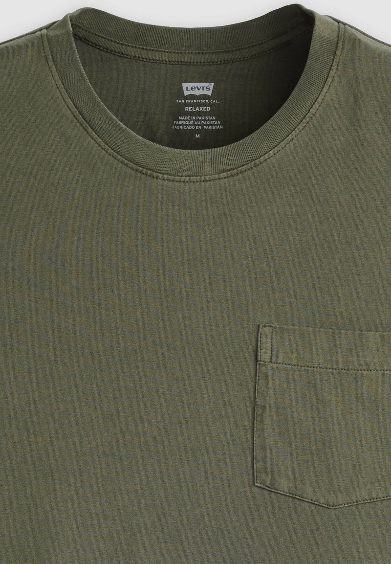 Olijfgroene Levi's T-shirt met ronde hals en ontspannen pasvorm, met een borstzakje, maat medium, gemaakt in Pakistan.
