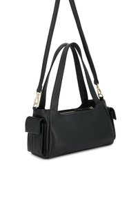 Sac à main rectangulaire en cuir noir avec doubles poignées supérieures, bandoulière longue détachable, fermeture éclair et poches latérales à rabat.