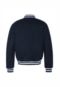 Marineblauwe wollen bomberjack met een geribde kraag. Kenmerkt zich door witte strepenaccenten op de mouwen en zoom. Glad textuur, klassieke silhouet.