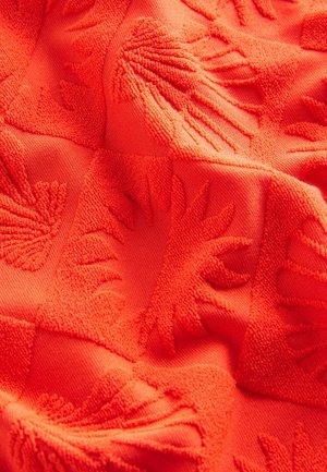 Heldere oranje stof met een reliëf zonnestraalpatroon, met een gestructureerd oppervlak en een zachte, pluizige aanvoeling. Ideaal voor decoratief gebruik.